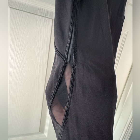 Lululemon Black Capri Reflective Mesh Pockets Size 4 Womens Running - Picture 2 of 8